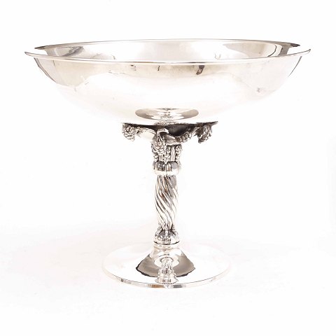 A very large silverplate ice pail in the manner of 
Georg Jensen. H: 42cm. D: 52cm