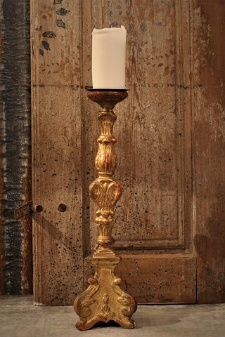 Antique 1800s French carved altar candlestick in wood with old gilding and a 
fine old patina. H:48cm.