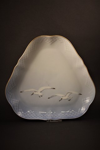 Bing & Grondahl cake dish in Seagull with gold edge.
BG# 40.
24x24x24cm.