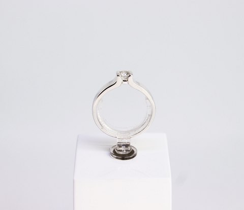 Ring of 925 sterling silver decorated with clear stone.
5000m2 showroom.
