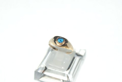 Elegant Gold ring with blue stone in 14 carat gold