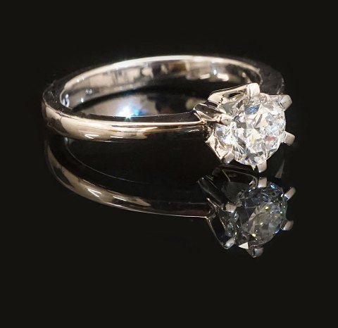 A 14kt gold solitaire ring with a brilliant cut 
diamond of 1,01ct. Ringsize 57. With grading 
report