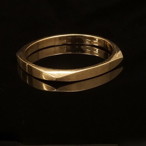 John Sørensen, Denmark: An oval bangle, 14kt gold. 
Size inside: 5,3x5,8cm