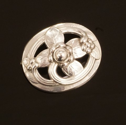 Georg Jensen: Broche af sølv. Dessin 138. Mål: 
3,3x4cm