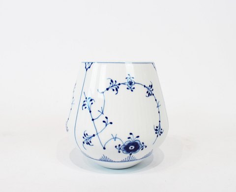 Royal Copenhagen blue fluted small vase, no.: 680.
5000m2 showroom.
