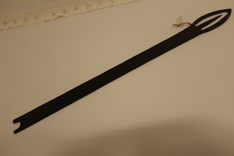 Antik tækkenål af jern
Håndsmedet
Fra 1800-tallet
Et værktøj til brug ved reparation/lægning af stråtage
Godt gammelt håndværk, og i dag meget dekorativ
L: ca. 62cm
B: 4 cm / 6cm
Flot stand