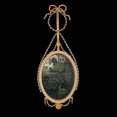 Ovaler, reich dekorierter Spiegel. Dänemark um 
1790. H: 116cm. B: 47cm