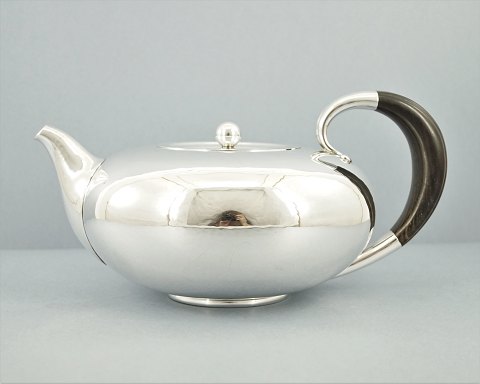 Georg Jensen, Johan Rohde; A teapot of sterling silver and ebony #787