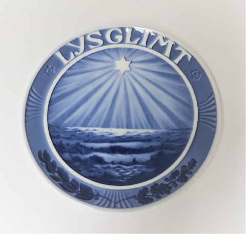 Royal Copenhagen. Commemorative plate # 206. Lysglimt. Star over landscape. 
1922. Diameter 19 cm.