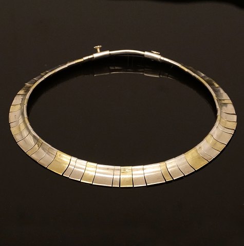 Bent Gabriel Knudsen für Hans Hansen: Seltene 
Halskette aus teilweise vergoldeten 
Sterlingsilber. Länge: 40cm. Abgebildet in Jörg 
Schwandt: "Simply Danish, Silver Jewellery 20th 
century", p. 115