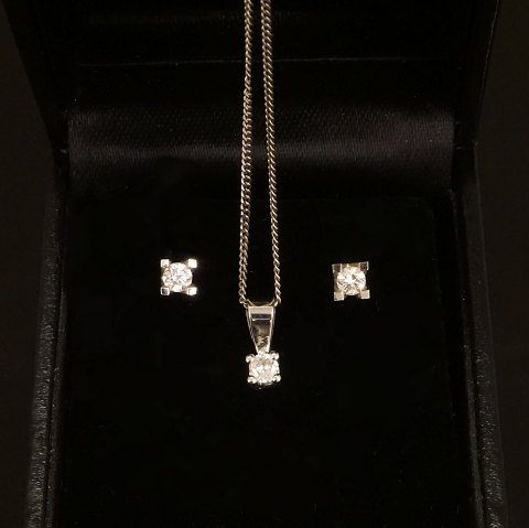 A set of Necklace and earrings in 14kt white gold. 
Circa 0,3ct. Necklace: 42cm
