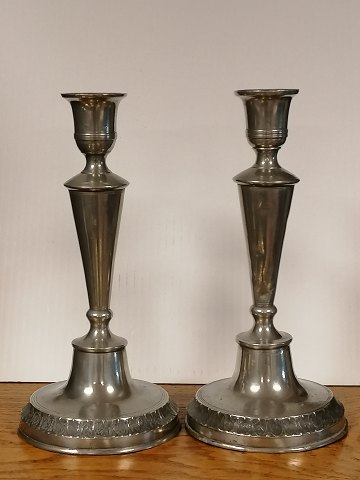 Et par høje tinstager dateret 1824