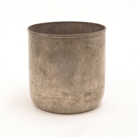 A 18th century pewter champagne cooler with coats 
of arms. H: 19cm