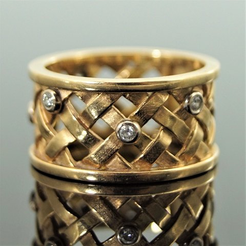 Ole Lynggaard; Braid ring of 14k gold set with diamonds, mounted in white gold