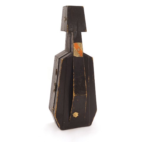 Originaler Cellokasten aus Holz. Mit originalen 
Aufklebern der Schweizer Zollbehörde. Um 1920. 
Masse: 136x40cm