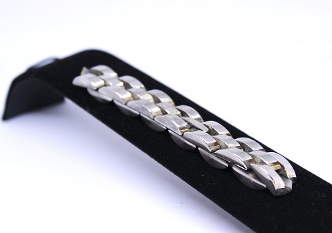 Bracelet of 925 sterling silver.
5000m2 showroom.