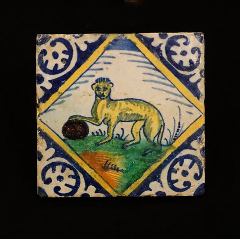 A very rare early 17th century polychrom decorated 
Dutch tile with a lion. Holland circa 1600. Size. 
13x13cm