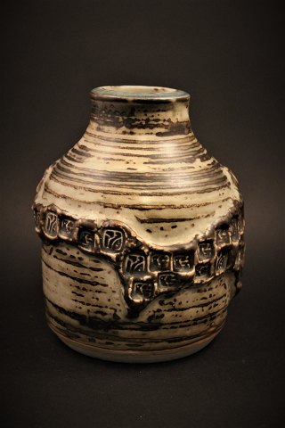Royal Copenhagen vase in glazed stoneware 
designed by Jørgen Mogensen. 
H:17cm. 
RC# 21968.