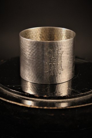 Old napkin ring in silver, stamped. Engraved "H" 
Ø:4.7cm. B:3.5cm.