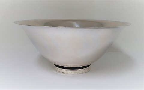 Evald Nielsen. Sølvskål på fod (830). Diameter 22,5 cm. Højde 10 cm. Produceret 
1946.