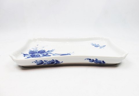 long dish, no.: 1694, in Blue Flower by Royal Copenhagen.
5000m2 showroom.