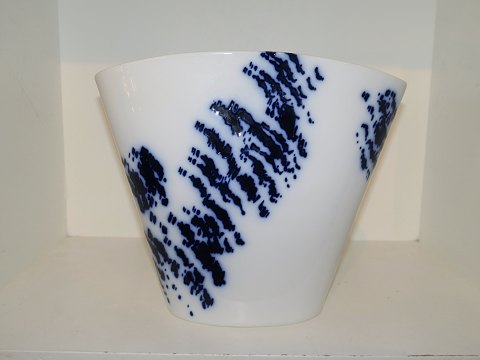 Royal Copenhagen art porcelain
Large blue and white vase by Ivan Weiss