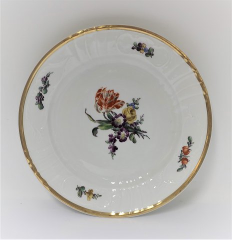 Royal Copenhagen. Juliane Marie. Saksisk blomst. Middagstallerken. Diameter 25,5 
cm. (1 sortering). Der er syv styk på lager. Prisen er per styk.