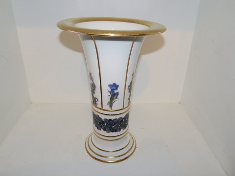 Royal Copenhagen
Stor trompetformet vase med blå blomster og guld fra 1925