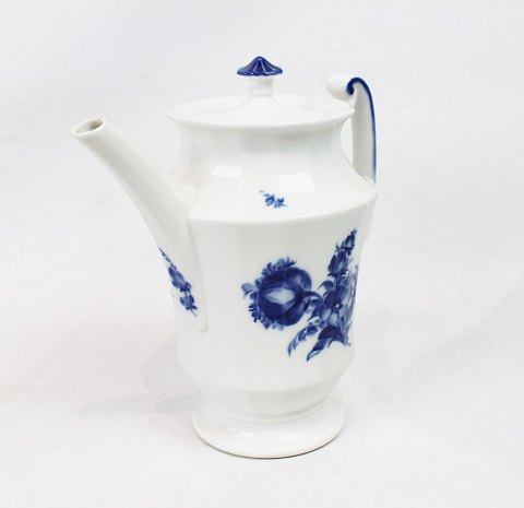 Coffee jug, no.: 8502, in Blue Flower by Royal Copenhagen.
5000m2 showroom.