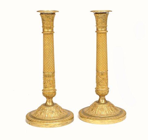 Ein Paar feuervergoldete Bronzenleuchter. 
Frankreich um 1810-20. H: 32cm
