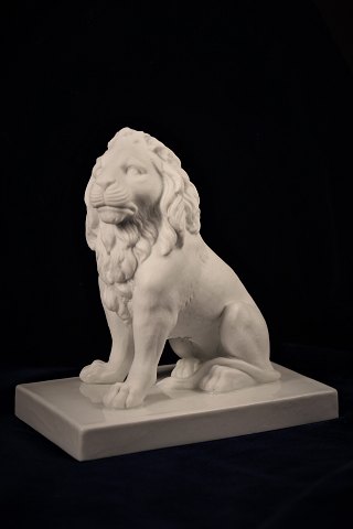 Antik porcelæns løve fra Bing & Grøndahl.
H:13cm. L:12,8cm.
Afslag på øre !