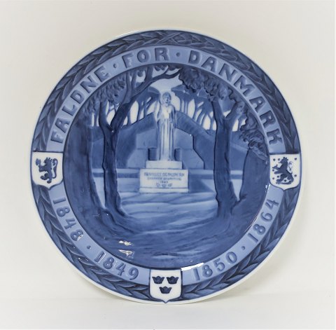 Royal Copenhagen. Mindeplatte #192. Mindeplatte for de faldne frivillige. 
Diameter 19,5 cm. Produceret 1920.