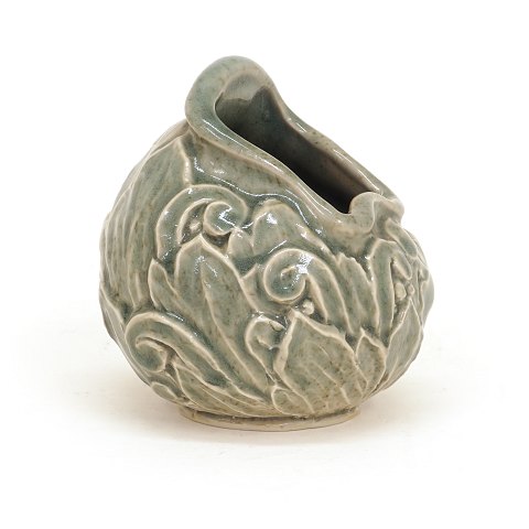 Svend Hammershøi für Herman A. Kählers: Vase mit 
stilisiertem Blattwerk. Signiert. H: 12cm