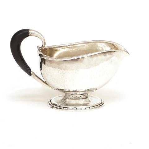 Schwere Georg Jensen Sauciere aus Sterlingsilber. 
#290B. Periode 1933-44. H: 11,3cm. G: 312gr