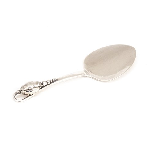 A Georg Jensen sterlingsilver Blossom cake 
spatula. #84. 1933-44. L: 18,5cm