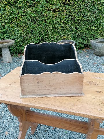 Large cutlery box.