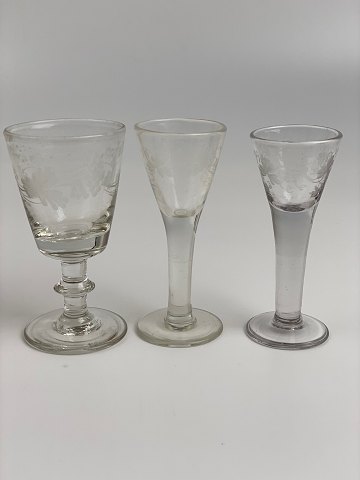 Gamle vinløvsglas - 1 stk. hedvinsglas med vinløv samt 2  stk. snapseglas med 
vinløv