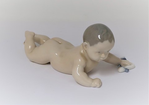 Royal Copenhagen. Liggende baby. Model 1739. Længde 15 cm. (1 sortering)