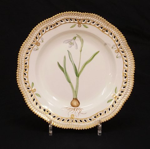 Royal Copenhagen: A Flora Danica plate. "Galanthus 
Vivalis L.". #20/3553. D: 25cm