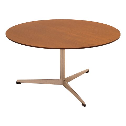 Arne Jacobsen: Sofabord på profileret trefod. 
Plade af teak. Designet 1955. H: 48cm. D: 90cm