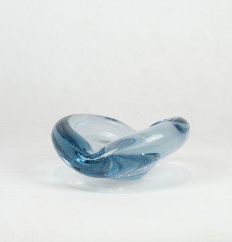 Glass bowl in ice blue color by Per Lütken for Holmegaard.
5000m2 showroom.