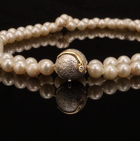 Ole Lynggaard, Kopenhagen, Kugelschliesse aus 14kt 
Weissgold. D: 14mm