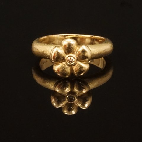 A 14kt golf "Flower" ring by Charlotte Lynggaard, 
Copenhagen. Ringsize: 58. W. 8,7gr