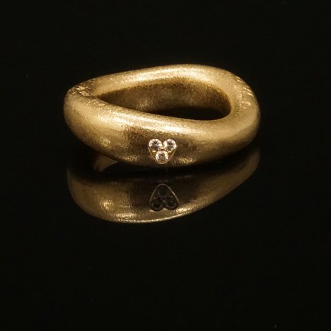 A Charlotte Lynggaard, Copenhagen, 14kt gold Ring 
with a diamond. Ringsize: 56. W: 9,8gr