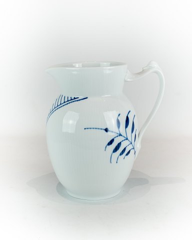 Jug in blue Mega fluted, no. 444 by Royal Copenhagen.
5000m2 showroom.