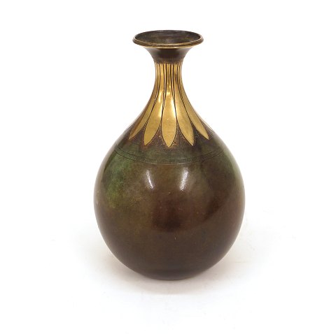 Just Andersen vase i delvist patineret og poleret 
bronze. #73. H: 21cm