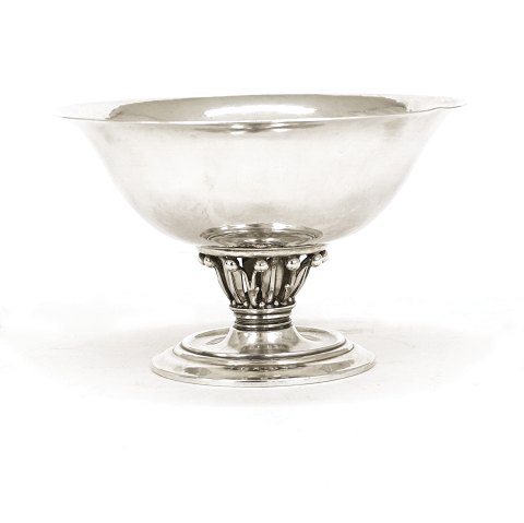 A small Georg Jensen Louvre silver bowl. Signed 
and dated 1920. H: 8cm. W: 165gr