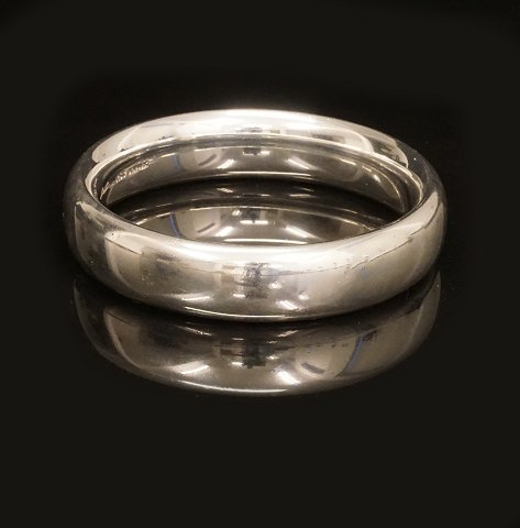 A Hans Hansen sterlingsilver bangle. D inside: 
6,4cm. W: 78gr