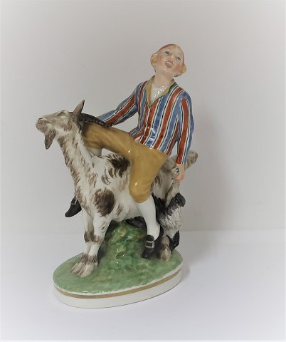 Royal Copenhagen. Porcelænsfigur. Klods Hans. Model 1228. Højde 18 cm. (1 
sortering)