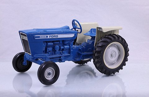 Ford 4600 traktor
med rød anhænger